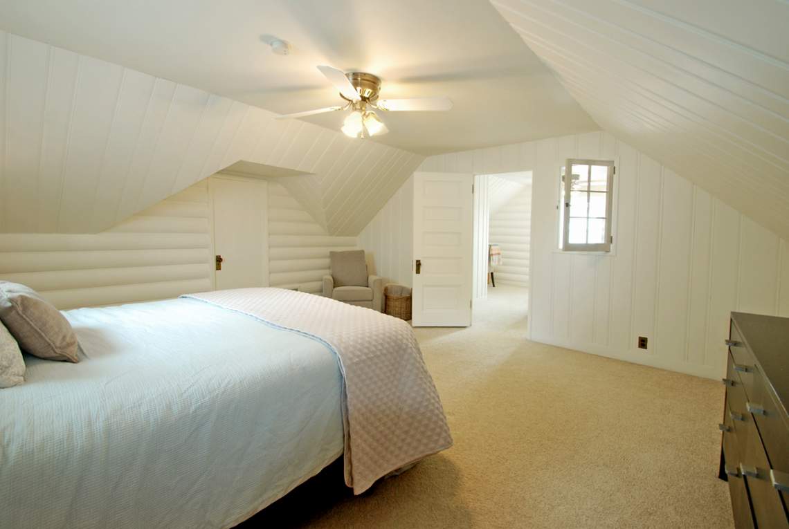 Upper-Bedroom2